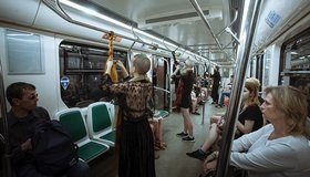 Косы как поручни: художник провёл в петербургском метро акцию против домашнего насилия 