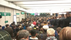 На «Комендантском проспекте» утро началось с огромного затора на входе