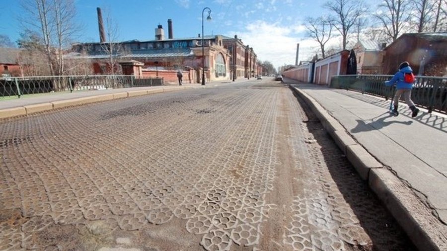 В Кронштадте старинные чугунные шашки на мосту заменили асфальтом