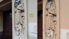 Скульптуру на доме Кирилловых обезглавили второй раз: теперь коммунальщики 