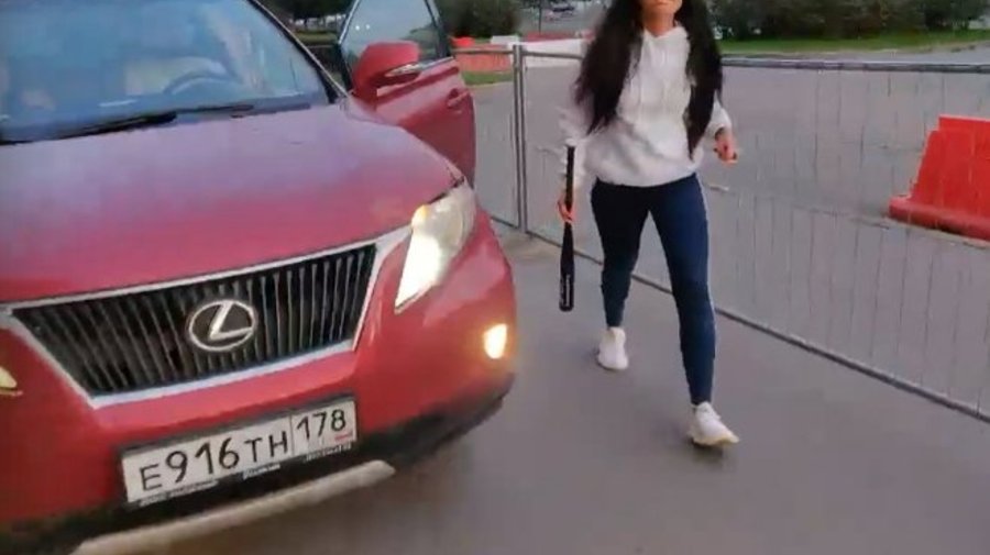 Петербурженка на Lexus, разгонявшая пешеходов битой, не спала всю ночь из-за комментариев в соцсетях