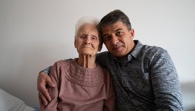 «Понял, что не смогу дальше жить»: Таксист из Владикавказа приютил блокадницу, которую лишили квартиры родственники 