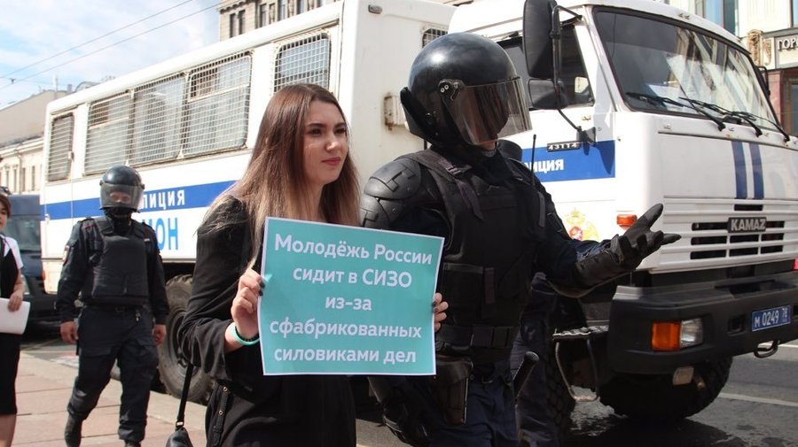 Петербургский полицейский написал заявление на девушку, сказавшую, что у него «нет совести»