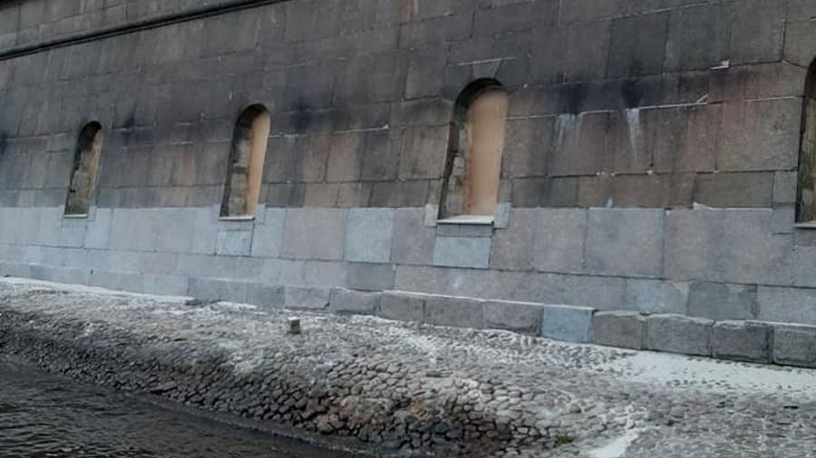 У Петропавловской крепости начали отмывать гранит