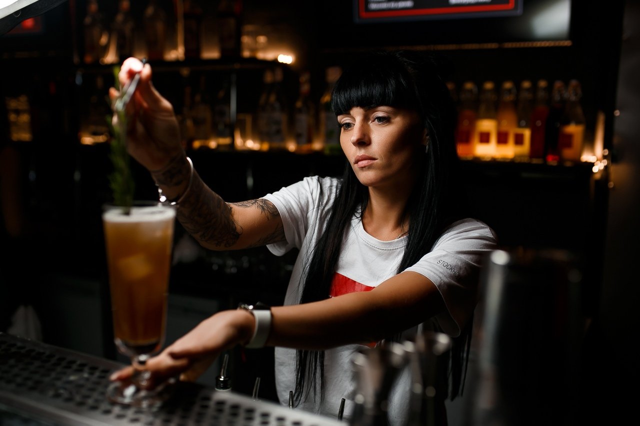 Бесплатный коктейль для девушек в self-cost баре «Гедонист» 