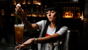 Бесплатный коктейль для девушек в self-cost баре «Гедонист»