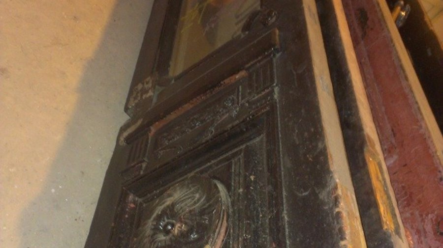 Активисты спасли исторические двери, которые исчезли с двух домов на Петроградской стороне
