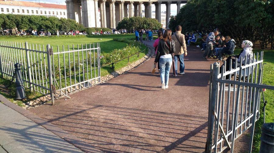 В Казанский сквер теперь можно попасть со стороны Невского проспекта