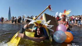 Фоторепортаж: шоу самодельных плавательных конструкций в парке 300-летия