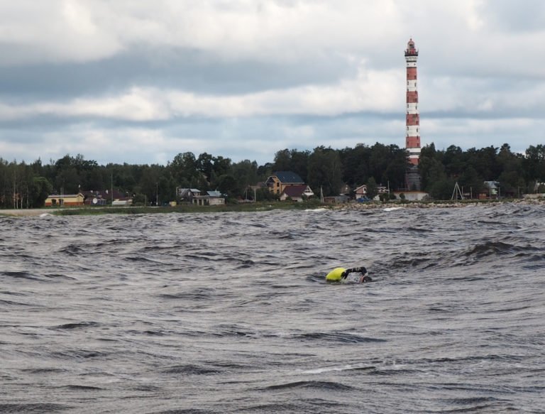 Спортсмен вплавь преодолел 32 километра Дороги жизни