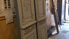 На Петроградской стороне ещё один дом лишился исторических дверей