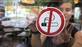 Более половины опрошенных петербуржцев высказались против штрафов для курильщиков на работе
