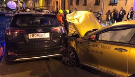 На набережной Мойки пенсионер упал в воду после столкновения двух машин