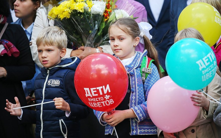 Дети вместо цветов: петербуржцам предлагают подарить учителям меньше букетов на 1 сентября, чтобы помочь детям-сиротам