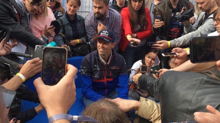 Даниил Квят встретился с петербуржцами на мероприятии Scuderia Toro Rosso Show Run Powered by Neste  