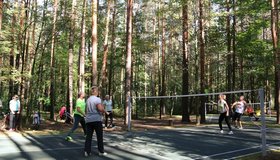 В парке «Сосновка» завершили работы по благоустройству: там появилось спортивное поле, сцена и садовые диваны