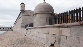 В Петропавловской крепости закончили очищать 7500 квадратных метров гранитных фасадов