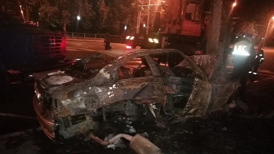 На Васильевском острове байкеры спасли водителя и пассажира из горящего BMW