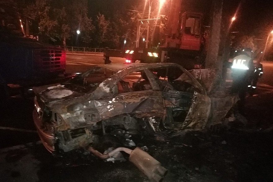 На Васильевском острове байкеры спасли водителя и пассажира из горящего BMW