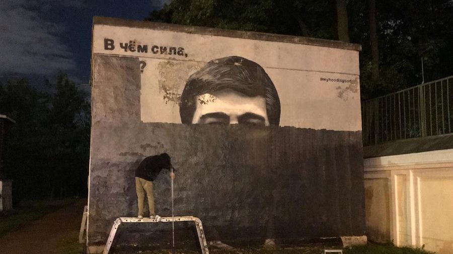 На площади Александра Невского обновляют портрет Сергея Бодрова