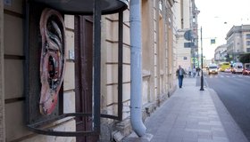На Суворовском проспекте появился стрит-арт в виде огромного уха