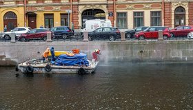 Гранитную набережную Мойки избавили от слоя застарелой грязи