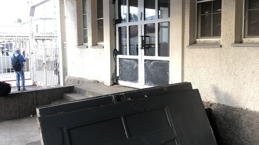 РЖД уничтожает историю: на «Удельной» варварски заменили и едва не выкинули дореволюционную дверь вокзала