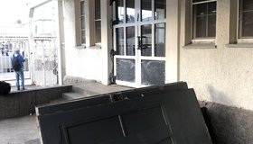 РЖД уничтожает историю: на «Удельной» варварски заменили и едва не выкинули дореволюционную дверь вокзала
