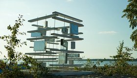 На пляже в Сосновом Бору появились арт-объекты: огромный стеклянный куб и прототип электростанции