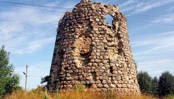 Сказочная каменная башня в Волковицах