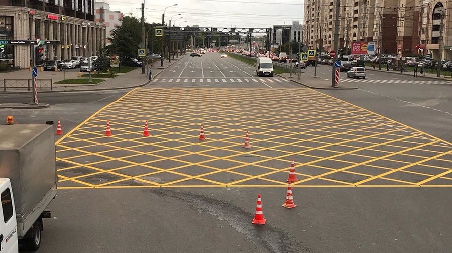 На пересечении Коломяжского и Богатырского проспектов появилась очередная «вафельная» разметка