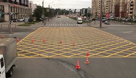 На пересечении Коломяжского и Богатырского проспектов появилась очередная «вафельная» разметка