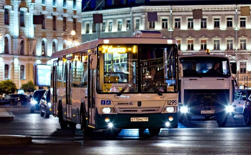 Среди петербуржцев проводят опрос, нужны ли городу ежедневные ночные автобусы
