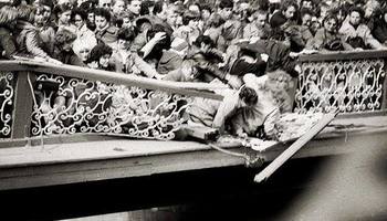 История одной фотографии 1982 года: петербурженка узнала себя на снимке происшествия из Петергофа