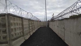 К домам жилого комплекса «Солнечный город» ведёт мрачный тюремный коридор, другой дороги нет