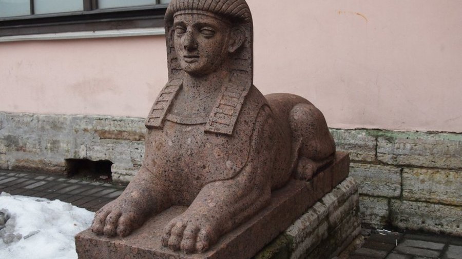 Сфинксы во дворе Строгановского дворца