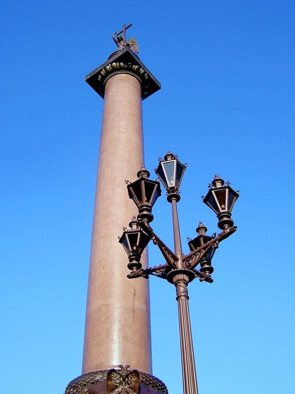 Фонари у Александровской колонны