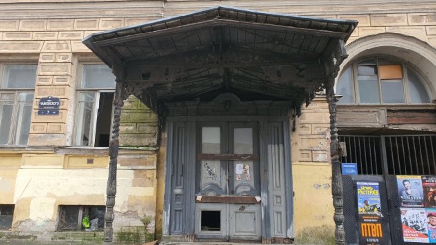 Петербуржцы бьют тревогу: старинный особняк в центре города оказался на грани исчезновения