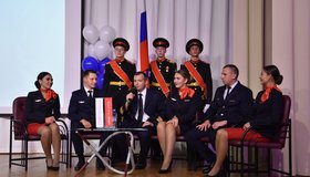 Пилот, посадивший пассажирский лайнер в кукурузном поле, посетил петербургскую школу 