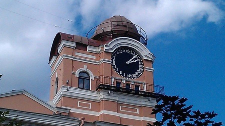 Часы на башне НИИ метрологии имени Д.И. Менделеева
