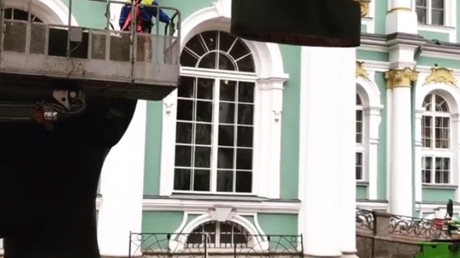Семиметровую женскую голову устанавливают во дворе Эрмитажа