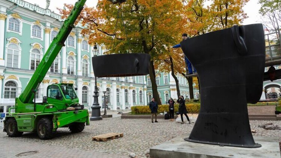 Сегодня во дворе Эрмитажа можно будет увидеть скульптуру Жауме Пленсы «Карлота»