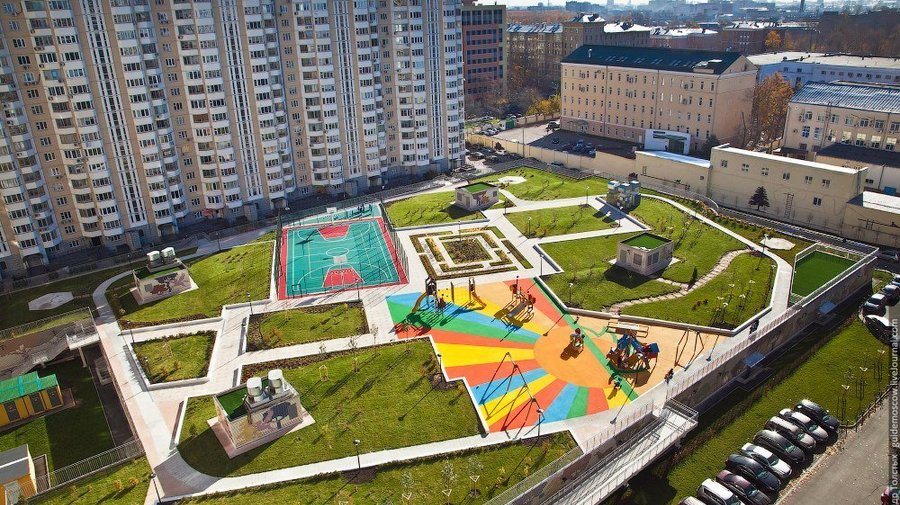 Нетипичный дворик на крыше паркинга