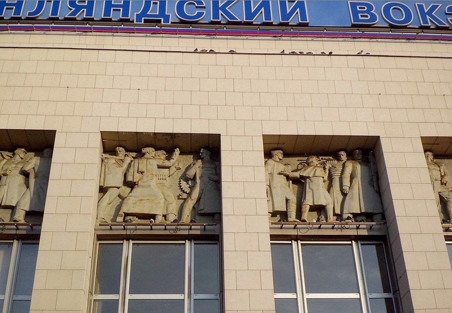 Красноармейцы на здании Финляндского вокзала