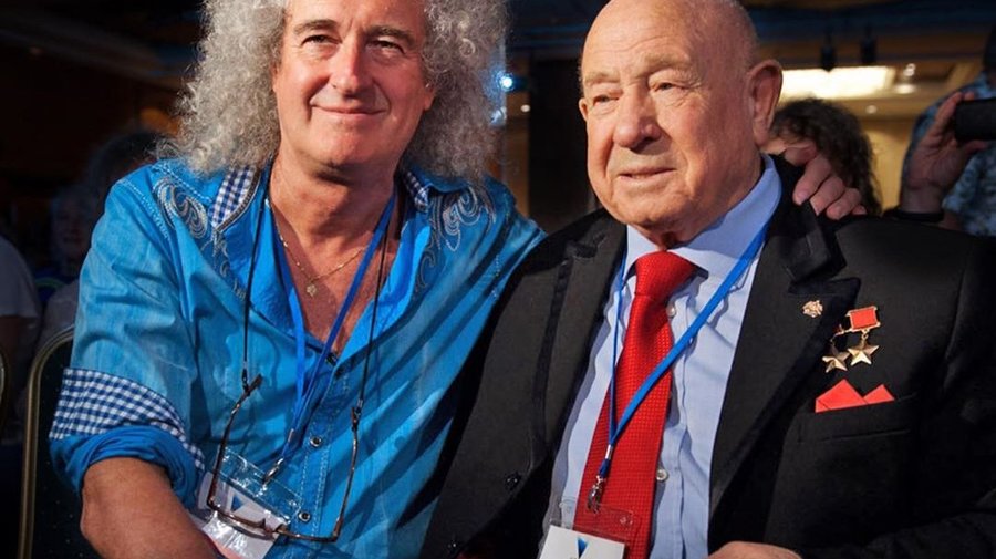 «Мы потеряли настоящего героя»: гитарист группы Queen опубликовал в Instagram пост в память об Алексее Леонове