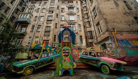 Власти планируют закрасить рисунки и убрать арт-объекты во «Дворике Нельсона» 