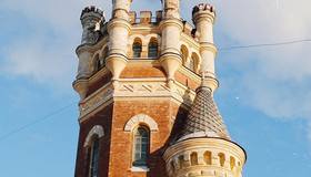 Шестигранная водонапорная башня Обуховского завода, похожая на средневековый замок 