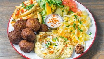Пять новых вегетарианских мест Петербурга, о которых стоит знать