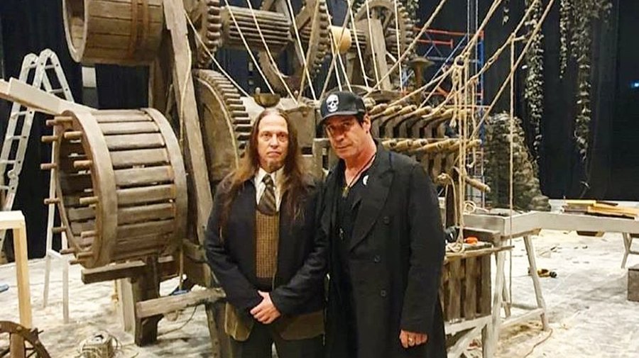 Фронтмен Rammstein Тилль Линдеманн находится сейчас в Петербурге — он работает над новым клипом и посетил концерт группы «Ленинград»