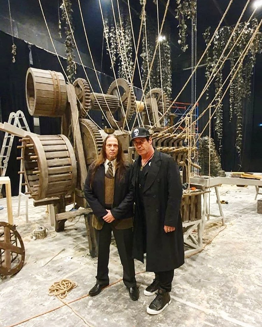 Фронтмен Rammstein Тилль Линдеманн находится сейчас в Петербурге — он работает над новым клипом и посетил концерт группы «Ленинград»